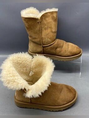 1 hour sale.UGG, size 7, Bailey Button, Chestnut Shearling Suede Boots, EUC